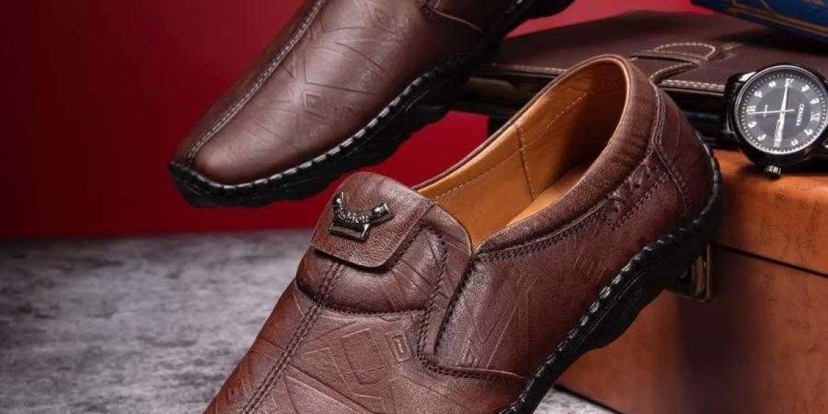 Giày sục có quai: 5 cách phối đồ sành điệu cho phái đẹp
